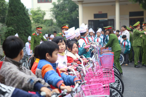 Học viện CSND và đại diện Công ty TNHH Trung Tuyền đã trao 100 xe đạp cho các em học sinh